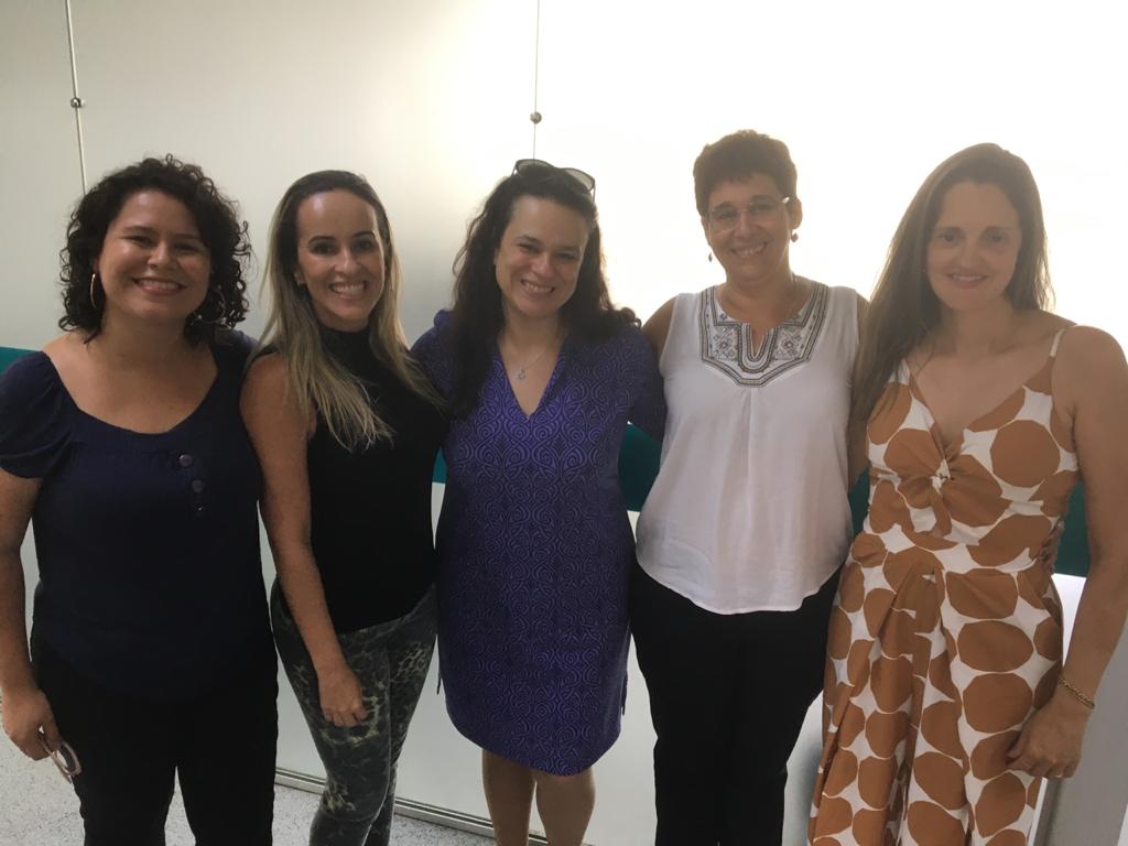 Da esquerda para a direita, Maria Laura, Maísa, deputada Janaína Paschoal,Silvana e Angélica